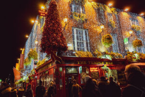 Temple bar en dublin con la decoración de navidad